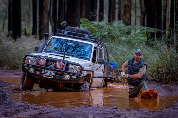 4WD Survival—5 Things To Have When You’re Really Stuck