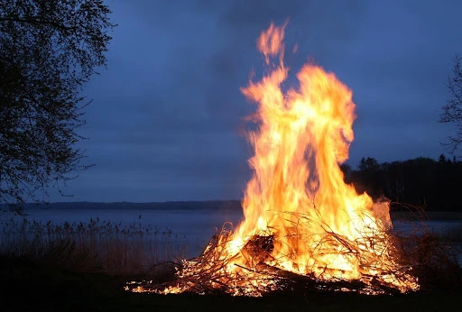 How to Start a Fire in Damp Weather Conditions