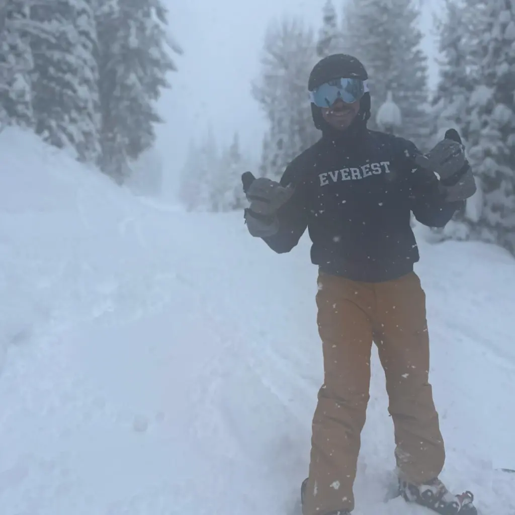 Everest Ambassador snowboarding on the mountain wearing an Everest Collegiate Sweatshirt